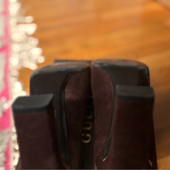 GUCCI - beautiful brown suede heel with gold details - Picture 9 of 11